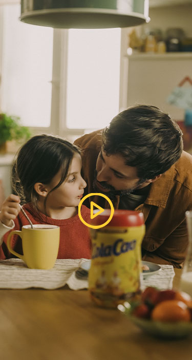 Niño bebiendo taza de ColaCao