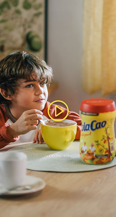 Niño bebiendo taza de ColaCao