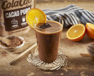 Bebida fría de zumo de naranja al Cacao Puro