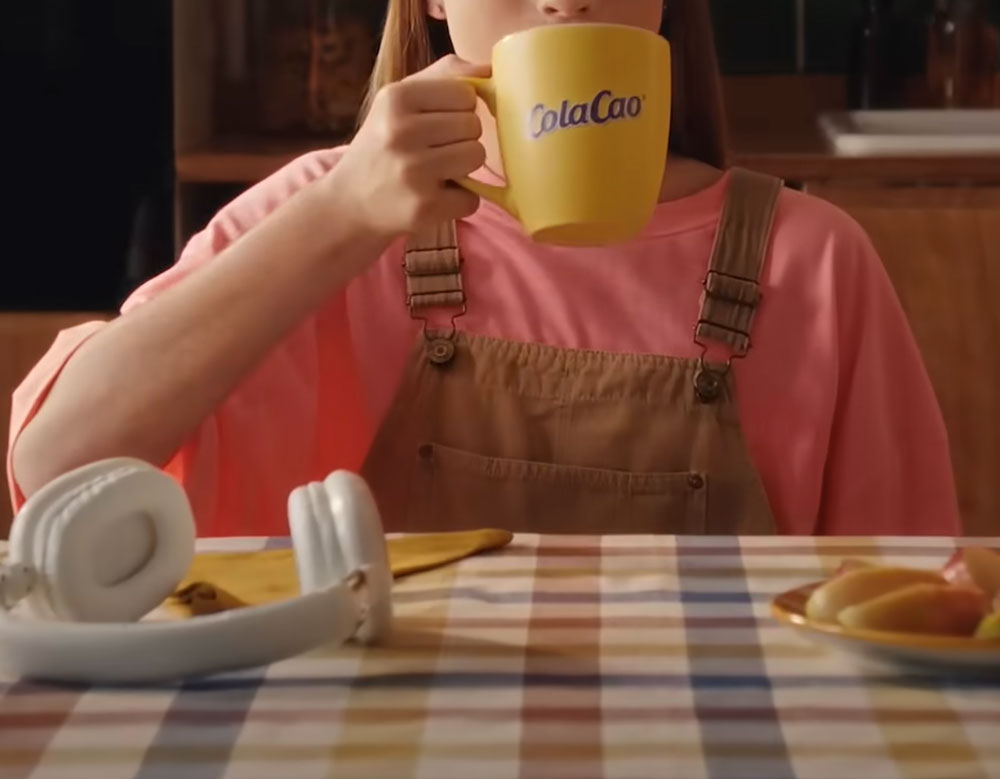 Niña bebiendo taza de ColaCao
