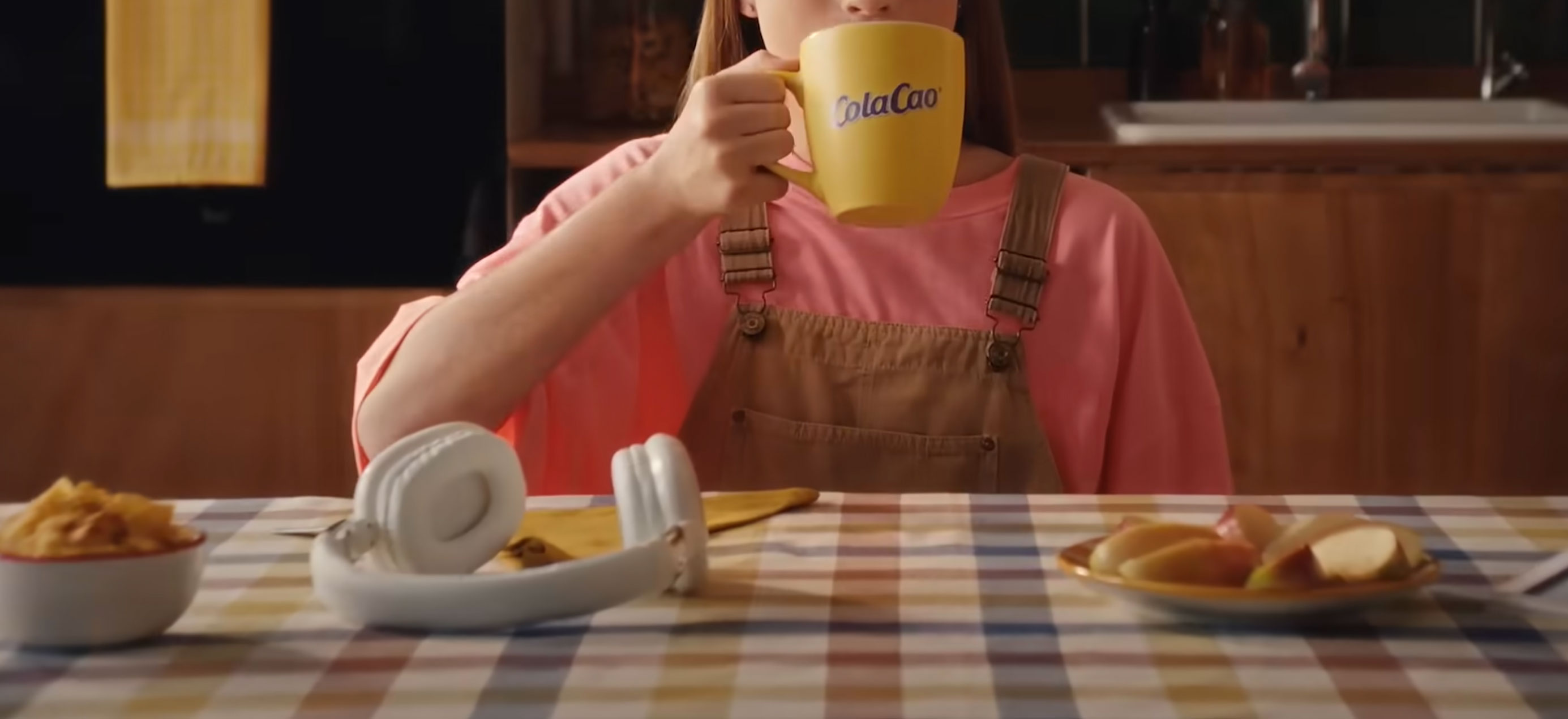 Niña bebiendo taza de ColaCao